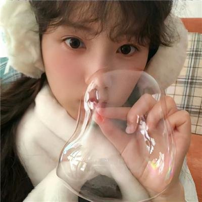 圆肚子女孩